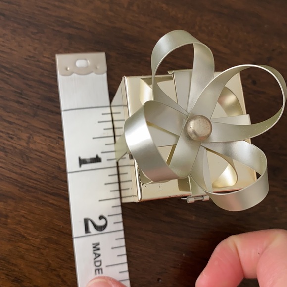 GUC metallic ring box with hinge and bow on top - Picture 12 of 13